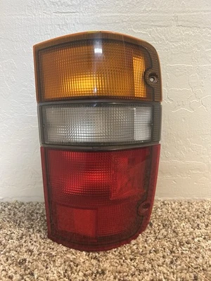 Lámpara de luz trasera derecha Isuzu Trooper 1996 OEM usada Foto 1 de 4