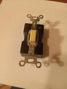 Vintage 1940/50er Hubble Dreiwege Bakelit Elektrischer Drucktastenschalter - Bild 1 von 9