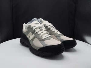 The Basement x New Balance 2002R "Stone Grey" M2002RBA Uomo Taglia 11.5 US - Foto 1 di 10