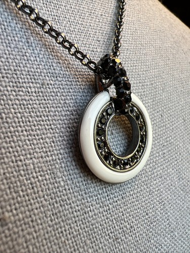 Collana Givenchy bianca con ciondolo cerchio strass nero Bella!