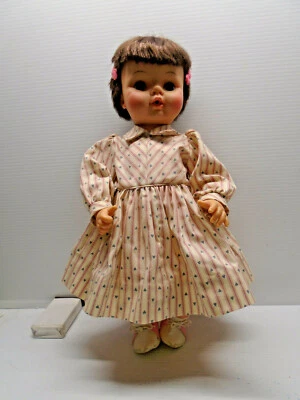 Muñeca bebé Uneeda vintage vinilo y plástico ojos azules para dormir 1966 17" beber y mojar Foto 1 de 4