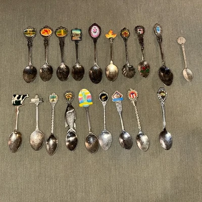 Lote de 19 colheres de lembrança vintage - Imagem 1 de 4