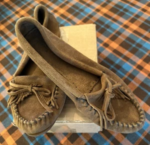 Minnetonka Kilty Suede Moccasins 8.5 Brown PRE OWNED-LITTLE USE - Picture 1 of 7