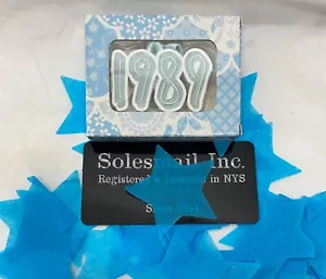 Insegna Taylor Swift 1989 Ornamento NUOVO πβ
- Foto 1 di 2