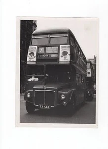 People In Peckham Bus Garage Cantimplora - Foto de prensa 1964 - Imagen 1 de 2