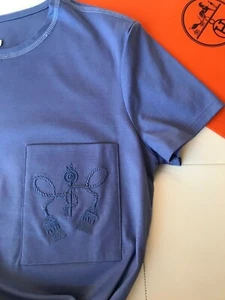 $ 800 HERMES BLAUES BESTICKTES MICRO-T-SHIRT MIT TASCHE AUS BAUMWOLLE INTERLOCK 36 - Bild 1 von 10