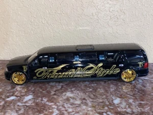 Maisto 1:24 Black Lincoln Navigator Trump Style - Picture 1 of 2