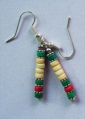 Pendiente HEISHI Blanco Rojo Verde HOWLITE SP gancho francés hecho a mano Foto 1 de 3