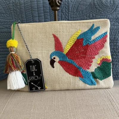 Bolso de mano Twig & Arrow con borla nuevo con etiquetas. Top Loro bordado en yute beige, cremallera  Foto 1 de 4