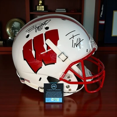 Полноразмерная копия голографического шлема с автографом Wisconsin BADGERS TJ Watt & JJ Watt с сертификатом подлинности - Изображение 1 из 4