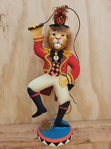 Pier 1 Halloween verzauberter Zirkus Ringmeister Löwe Bändiger Metall Skulptur Maurice - Bild 1 von 12