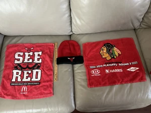 3 Lot Chicago Bulls, Blackhawks, 2010-2011 Handtücher und Beenie Mütze - Bild 1 von 5