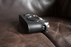 Handgefertigte halbe Kameratasche aus echtem Leder für Leica M6 MP. - Bild 1 von 4