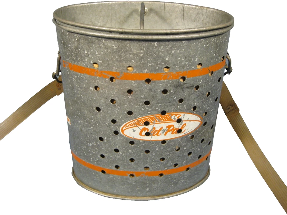 Vintage Old Pal Woodstream Airbreather Minnow Bucket with Carry Handle - Image 1 of 4