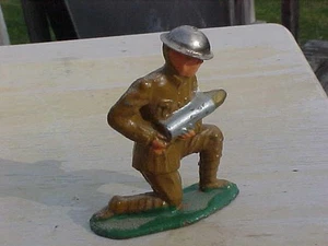Vintage Manoil Barclay Lead Soldier Holding Shell Loading Shell - Picture 1 of 1