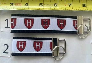 Harvard Schlüsselanhänger Keychain Strumpf Zeug Geschenk 4 Ihn Ihre Mama Papa BFF - Bild 1 von 1