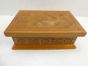 VINTAGE CHIP CARVED PINE WOODEN TIMBER JEWELLERY TRINKET CHEST CONTINENTAL BOX - Picture 1 of 8