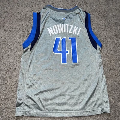 Camiseta deportiva vintage Reebok Dirk Nowitzki Dallas Mavericks talla juvenil mediana usada Foto 1 de 4