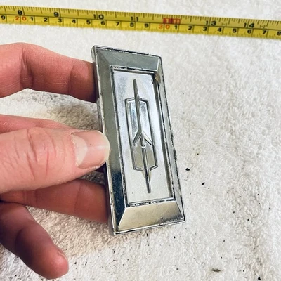 Oldsmobile 98 Ninety Eight 1975 cerradura de maletero emblema de aleta insignia adorno 1723806 Foto 1 de 4