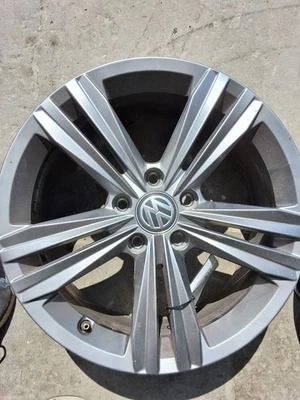 Llanta Volkswagen Jetta 2019-2021 aleación 17x7 5 radios rectos dobles Foto 1 de 4