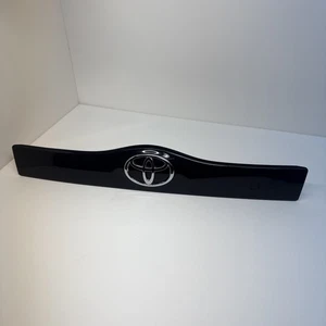 2004-2009 Toyota Prius OEM Lift Gate Hatch Handle Molding Trim Black - Foto 1 di 11