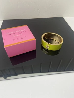 Brazalete Banana Republic X Trina Turk esmalte oro verde 2012 en caja limitada Foto 1 de 4