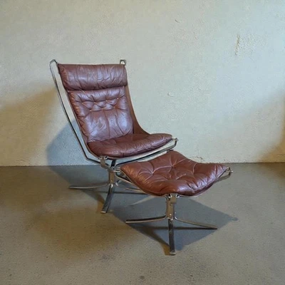 CADEIRA FALCÃO VINTAGE DE COURO MARROM DINAMARQUÊS MEADOS DO SÉCULO E FIGURA OTOMANA REVENDA4712 - Imagem 1 de 4