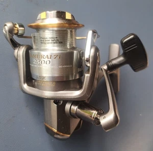 DAIWA SAMURAI-7i 2500 Infinite Anti-Reverse ABS FISHING REEL Zero Friction - Picture 1 of 22