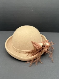VINTAGE LADIES DESIGNER HAT BY BETMAR, NEW YORK, UNITED HATTERS CAPS & MILLINERY - Picture 1 of 7