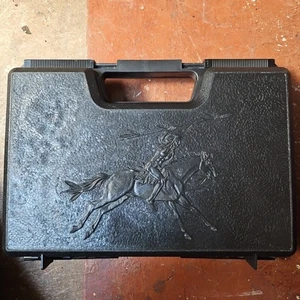 Estuche para pistola de plástico duro Doskocil de colección caballo indio nativo americano 9" x 12" - Imagen 1 de 6