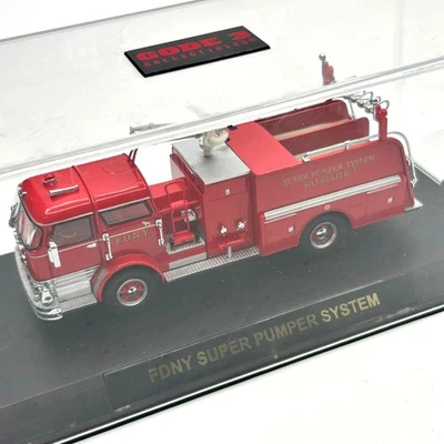 Código 3 Coleccionables FDNY Mack C Satélite 1 Camión de Bomberos Modelo 1/64 Die-Cast Foto 1 de 4