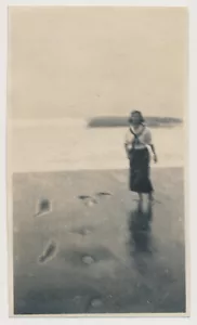 DREAMY MEMORY WOMAN IMPRONTE SFOCATE su SPIAGGIA SABBIA 1910 ASTRATTA SFOCATA foto - Foto 1 di 1