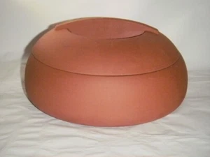 CACEROLA REDONDA BORTNER & BORTNER TERRACOTA CON TAPA MARRÓN ESMALTE TORTILLA INTERIOR - Imagen 1 de 7