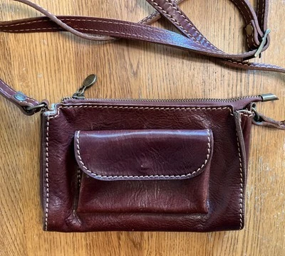 Маленькая коричневая кожаная сумка через плечо Floto на молнии сверху легкая регулируемая - Изображение 1 из 4