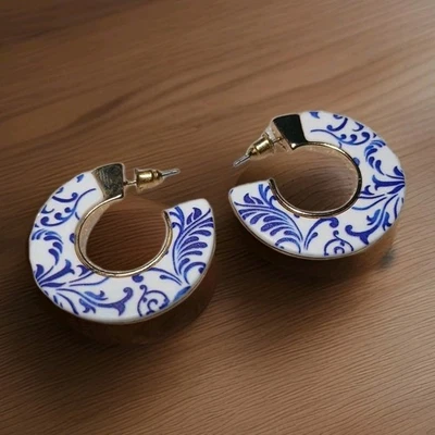 Aretes dorados en forma de C pintados de cerámica azul y blanco. Foto 1 de 4