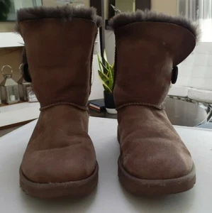 Botas de gamuza genuinas UGG 5803 Bailey con botones de chocolate talla 6 - Imagen 1 de 8