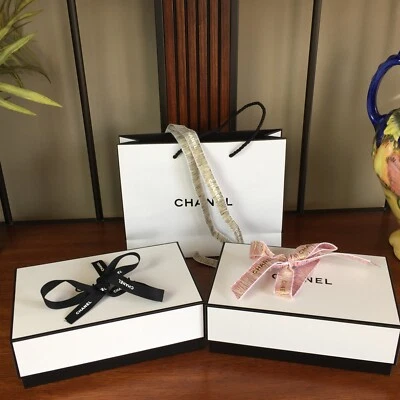 Chanel Blanco Cajas de Regalo Bolso de Mano Negro Tostado Rosa Tela Cintas Lote de Exhibición Foto 1 de 4