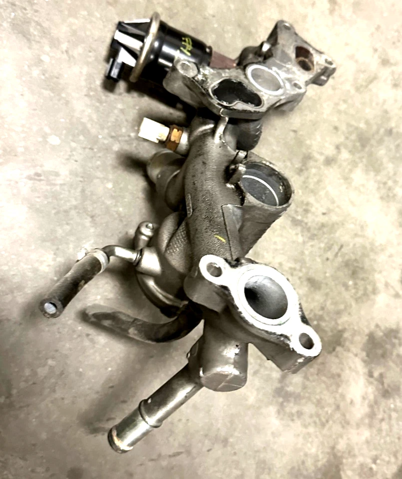 #130 - 2009 HONDA ODYSSEY EX-L ENGINE MOTOR THERMOSTAT HOUSING w/ EGR VALVE OEM+ Foto 1 de 4