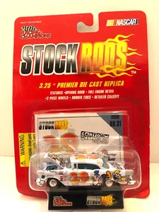 RACING CHAMPIONS STOCK RODS 57 CHEVY CARTONE ANIMATO RETE SCALA 1:64 1997 - Foto 1 di 3