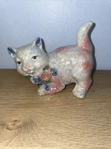 Estatuilla de gato vintage iridiscente lustre colorida juguetona gatito azules rosas - Imagen 1 de 4