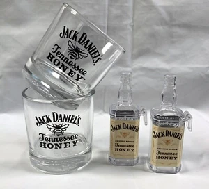2 Jack Daniels Tennessee Honey Whiskey Glasses + 2 Hanging Bottle Shaped Shots - Picture 1 of 8