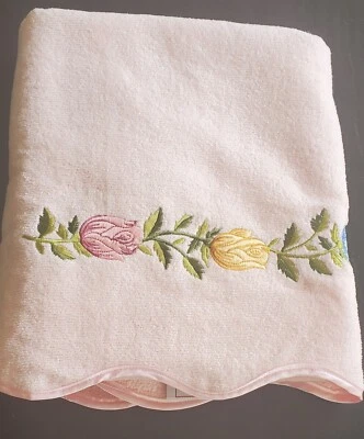Unused Bath Towel - the avanti look - Pink with Floral Accent - 100% Cotton - Image 1 of 4