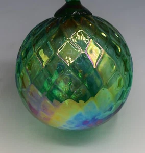 VERRE EYE STUDIO IRISÉ VERRE CARNAVAL EN TREILLIS SOUFFLÉ À LA MAIN ORNEMENT VERT - Photo 1/9