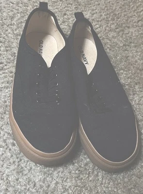 NEW OLD NAVY Sneakers Shoes Youth Boys Size 4 great style works with any outfit - Image 1 of 3