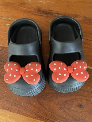 Sandalias Minnie Mouse negras con lazo para niñas talla 12 Foto 1 de 4
