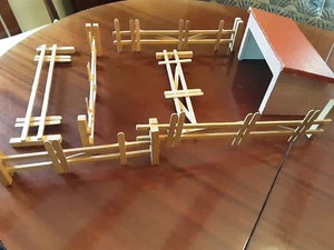 alte Remise mit 6 Zaunelemente, Holzspielzeug, 20x15x12cm #2 - Bild 1 von 5