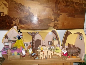 GRANDE Maison Chaumière des 7 Nains Disney Blanche-Neige Poupée accesoires - Picture 1 of 10