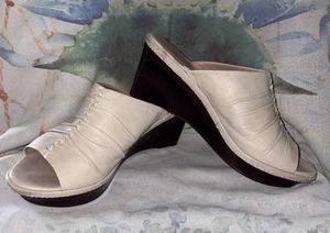 B Makowsky SERENE BEIGE SOFT LEATHER SLIDES WEDGE SHOES SIZE 8-1/2M - EUC - Picture 1 of 9
