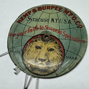 Kemp-Burpee Syracuse, New York ��Porta Pubblicità Spilla Latta Attrezzatura Agricola 19c - Foto 1 di 5
