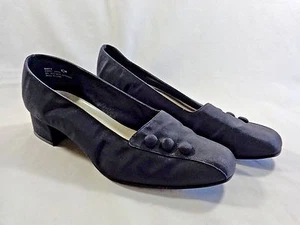 Madeline Stuart Savy Low Pumps Size 8.5 M Black Fabric Buttons 1.5" Block Heel  - Picture 1 of 9